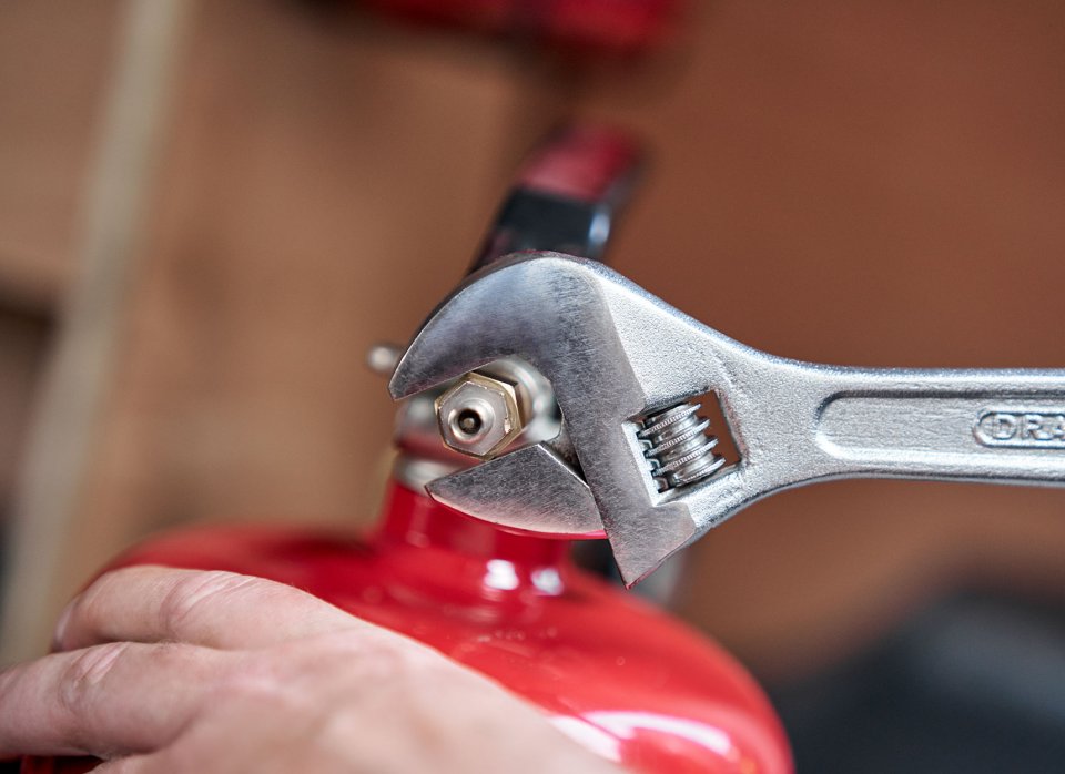 Tightening extinguisher valve